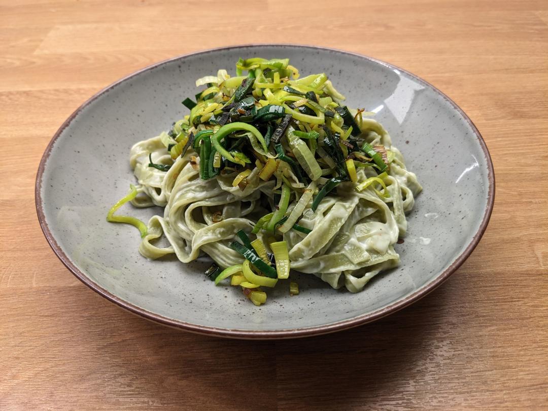 Serowy makaron z porem