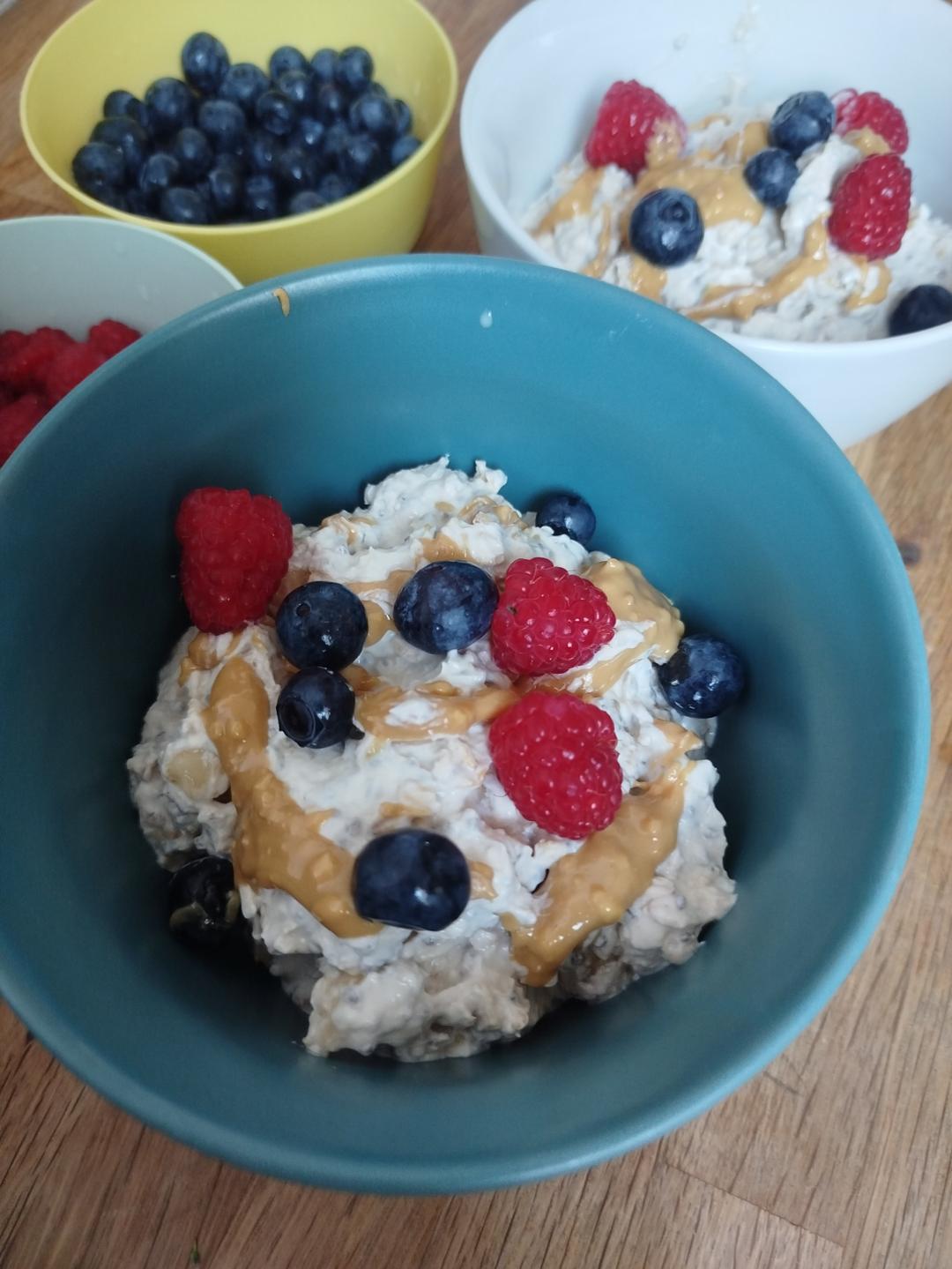 Nocna owsianka bananowo- orzechowa